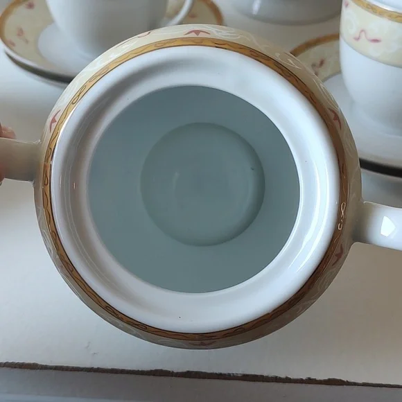 Tea Set Bundle Including 8 Cups With Matching Saucers - Picture 10 of 11